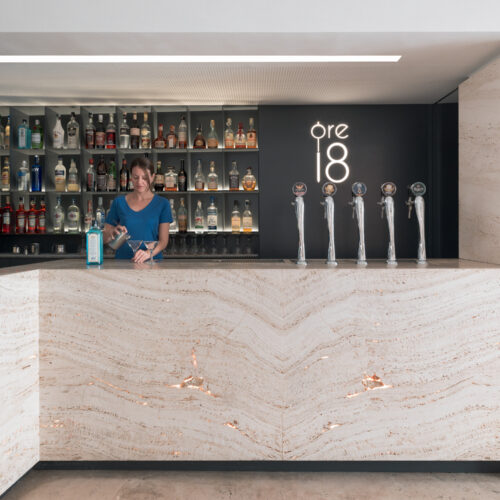 05 B0037145 bancone bar in travertino e acciao nero ore 18 tempera