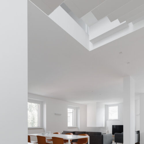 1 B0037380 soggiorno con parquet tavolo mdf tense sedie knoll scala sospesa