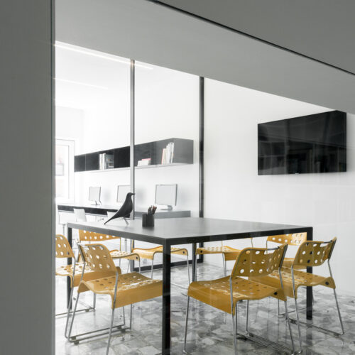 10 B0036980 sala riunioni arredo e tavolo su misura vitra eames house bird