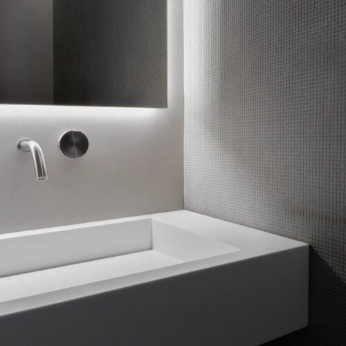 10 B0037180 bagno con micromosaico e lavabo in corian con rubinetto cea