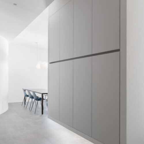 2 B0037524 ingresso con mobile contenitore su misura sospeso