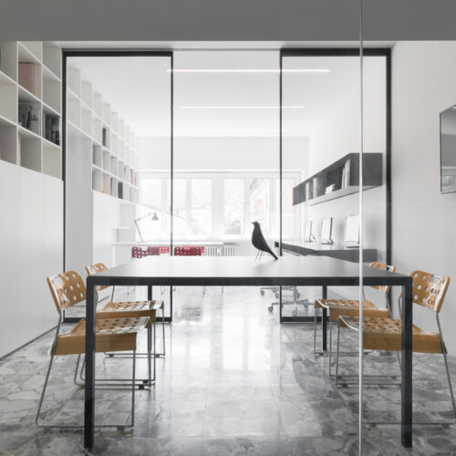 3 B0036986 sala riunioni arredo e tavolo su misura vitra eames house bird
