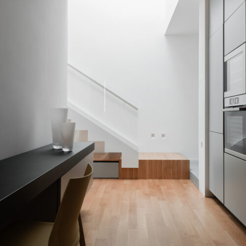 3 B0037362 cucina con parquet tavolo sospeso su misura