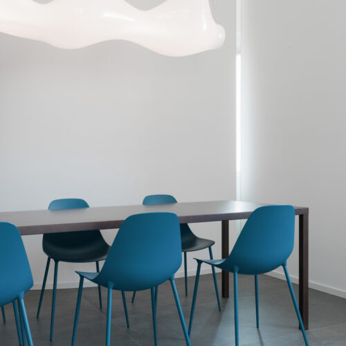 3 B0037548 soggiorno tavolo da pranzo e sedie opinion ciatti luce artemide emprico sospensione
