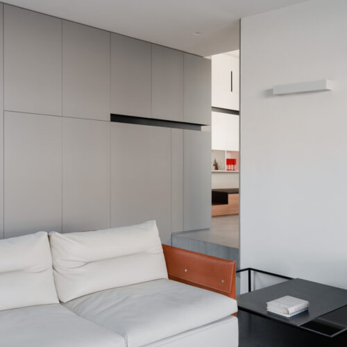 5 B0037165 soggiorno con parquet con divano frau gran torino e mobili contenitori su misura