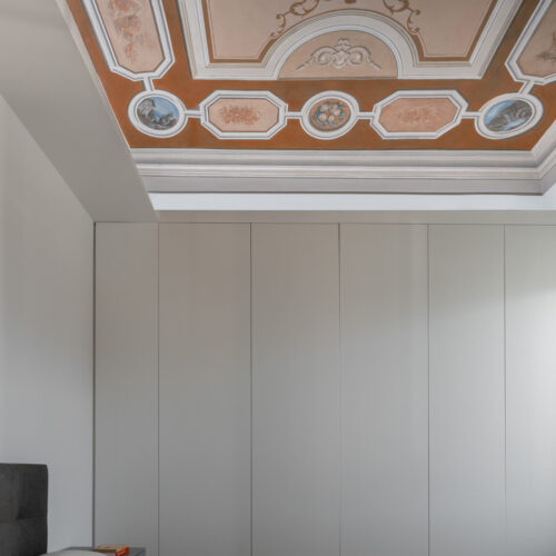 5 B0037344 camera da letto con affresco rosso armadio su misura
